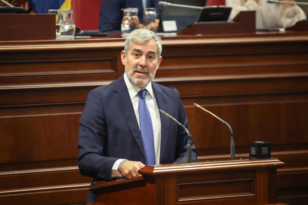 El candidato a la investidura como presidente del Gobierno de Canarias, Fernando Clavijo (CC), durante el pleno de investidura en el debate de investidura del nuevo presidente del Gobierno de Canarias, en el Parlamento de Canarias, a 11 de julio de 2023