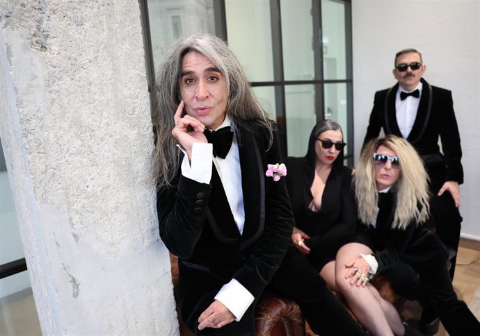 (I-D) Mario Vaquerizo, Marta Vaquerizo, Juan Pedro del Moral y Miguel Balanzategui del grupo musical Nancys Rubias posan tras una entrevista para Europa Press, a 29 de junio de 2023, en Madrid (España). Nancys Rubias es un grupo musical de pop, glam y e