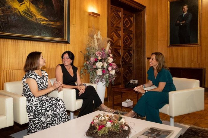 La alcaldesa de Zaragoza, Natalia Chueca; la de Huesca, Lorena Orduna; y la de Teruel, Emma Buj, en su primera reunión institucional