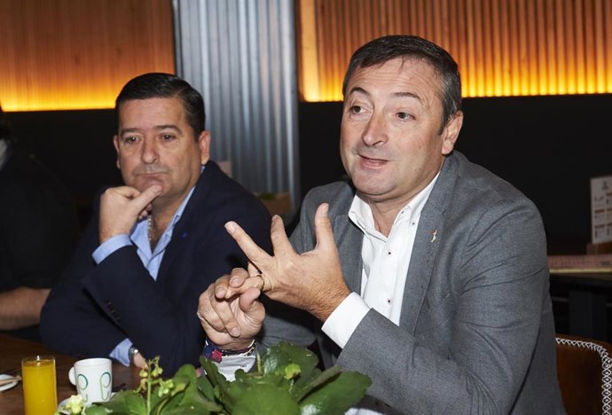 Archivo - Alfredo Pérez (1d) y Pedro Ortiz (2d) en un acto en Santander.