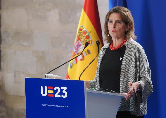 La vicepresidenta tercera y ministra para la Transición Ecológica y el Reto Demográfico, Teresa Ribera, durante una rueda de prensa con el Comisario de Medio Ambiente de la UE, tras la reunión informal de ministros de Medio Ambiente de la Unión Europea. 