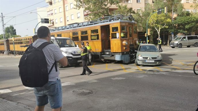 Imagen del accidente entre el tren de Sóller y el turismo en el cruce de las calles Concordia e Ignasi Ferretjans de Palma.