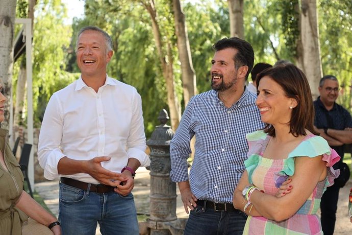 El secretario general del PSOECyL, Luis Tudanca, con los candidatos del PSOE de Burgos al Congreso y Senado, Esther Pena y Ander Gil, en Aranda de Duero (Burgos