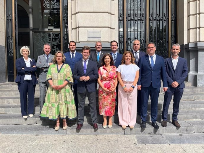Los integrantes del grupo del PP en la Diputación de Zaragoza, junto con el presidente del PP en la provincia, Ramón Celma.
