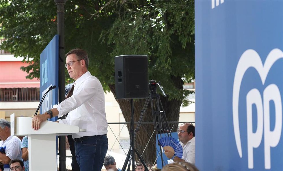 El líder del Partido Popular, Alberto Núñez Feijóo, interviene durante un acto de campaña electoral del Partido Popular, en los Jardines del Prado, a 11 de julio de 2023, en Ciudad Real, Castilla-La Mancha (España).
