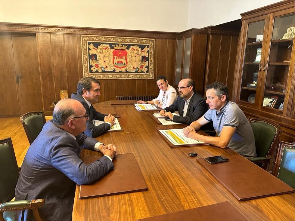 El consejero de Medio Ambiente, Vivienda y Ordenación del Territorio, Juan Carlos Suárez-Quiñones, se ha reunido hoy con el alcalde de Ponferrada