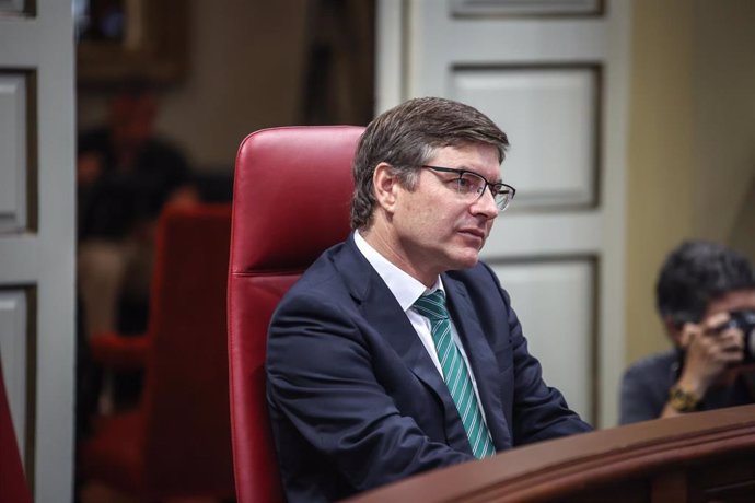 El presidente de Vox en la provincia de Las Palmas, Nicasio Galván, durante el pleno de investidura en el debate de investidura del nuevo presidente del Gobierno de Canarias, en el Parlamento de Canarias