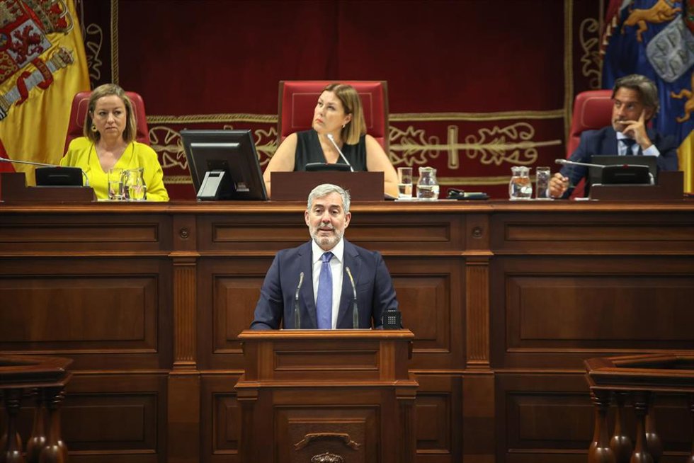 El candidato a la investidura como presidente del Gobierno de Canarias, Fernando Clavijo (CC), durante el pleno de investidura en el debate de investidura del nuevo presidente del Gobierno de Canarias, en el Parlamento de Canarias, a 11 de julio de 2023