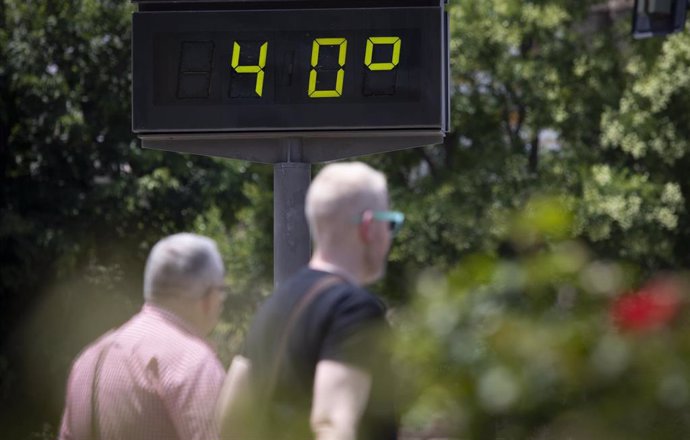 Termómetro de calle marcando 40 grados