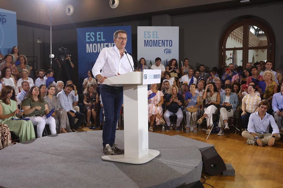 El líder del Partido Popular, Alberto Núñez Feijóo, interviene durante un acto de campaña electoral del Partido Popular, a 11 de julio de 2023, en Cádiz, (Andalucía, España).