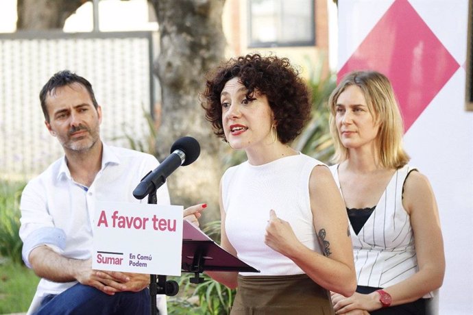 El cap de llista de Sumar-En Comú Podem al Congrés per Barcelona, Aina Vidal, juntament amb l'alcalde de Tortosa, Jordi Jordan, i la líder dels comuns en el Parlament, Jéssica Albiach.