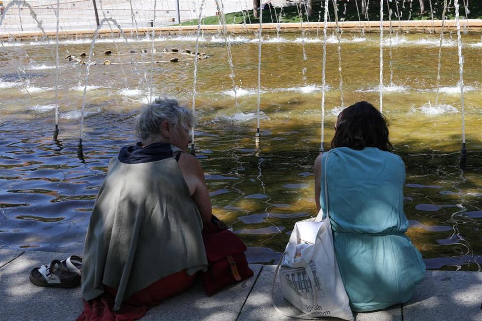 Archivo - Dos mujeres se sientan para refrescarse 