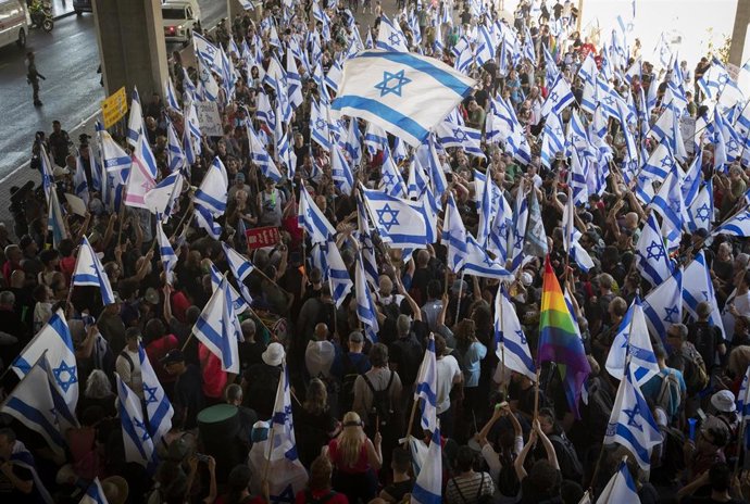 Manifestantes israelíes en el aeropuerto de Ben Gurión, cerca de Tel Aviv