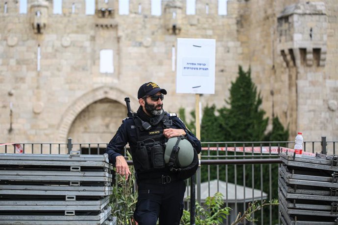 Archivo - May 18, 2023, East Jerusalem, Israel: An Israeli policeman stands alert outside the Damascus Gate in the Old City of Jerusalem during the annual ''flag march'' to commemorate ''Jerusalem Day''. Jerusalem police and residents are bracing for ex