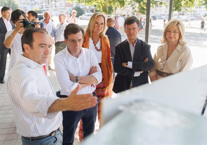 El delegado de Urbanismo, Medio Ambiente y Movilidad, Borja Carabante y el alcalde de Madrid, José Luis Martínez-Almeida