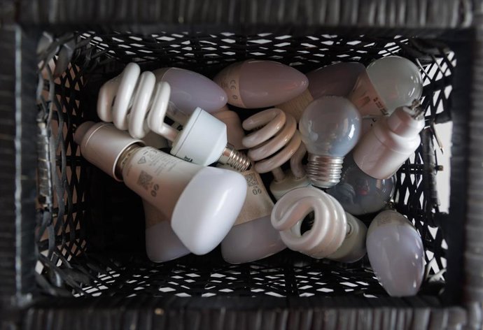 Archivo - Un conjunto de bombillas en una cesta.