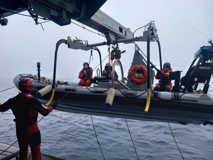 El Patrullero 'Alborán' de la Armada asiste a un hombre de un pesquero en el Atlántico Norte