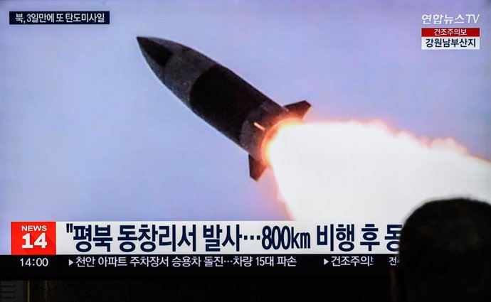 Archivo - Arxiu - Imatge d'arxiu d'un míssil balístic nord-core a una televisió de Corea del Sud
