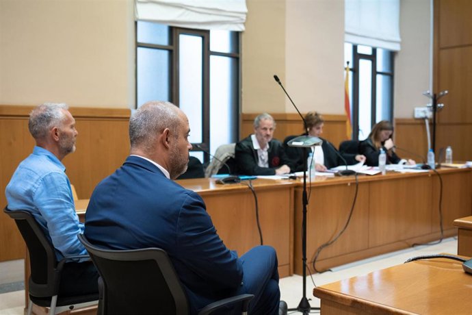 El exconseller de Interior de la Generalitat de Catalunya Miquel Buch (d) durante un juicio en la Audiencia de Barcelona, a 28 de junio de 2023, en Barcelona, Catalunya (España).