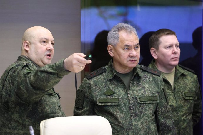 Archivo - El ministro de Defensa de Rusia, Sergei Shoigu (c), junto al general Sergei Surovikin, comandante de las fuerzas rusas en Ucrania (i)