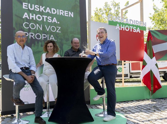 El portavoz del Grupo Vasco y cabeza de lista al Congreso por Bizkaia, Aitor Esteban (d), junto a otros representantes del PNV.