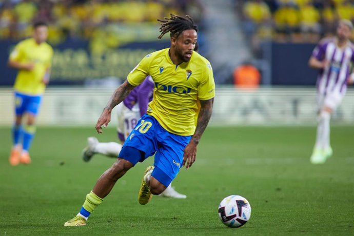 Archivo - Theo Bongonda of Cadiz in action during the spanish league, La Liga Santander, football match played between Cadiz CF and Real Valladolid at Nuevo Mirandilla stadium May 19, 2023, in Cadiz, Spain.
