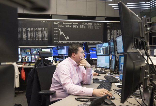 Archivo - 16 March 2023, Hesse, Frankfurt_Main: A stock trader watches the price development on his monitor at Frankfurt Stock Exchange. Following the recent turbulence in the banking sector, financial experts are keeping a close eye on developments on th