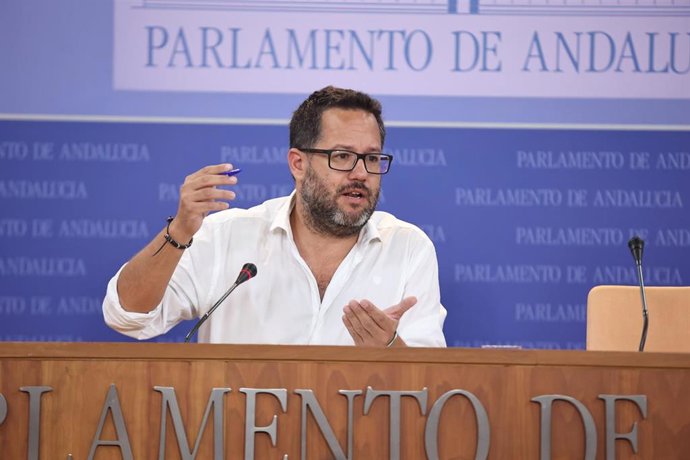 El portavoz del Grupo Mixto-Adelante Andalucía, José Ignacio García, en rueda de prensa en el Parlamento.
