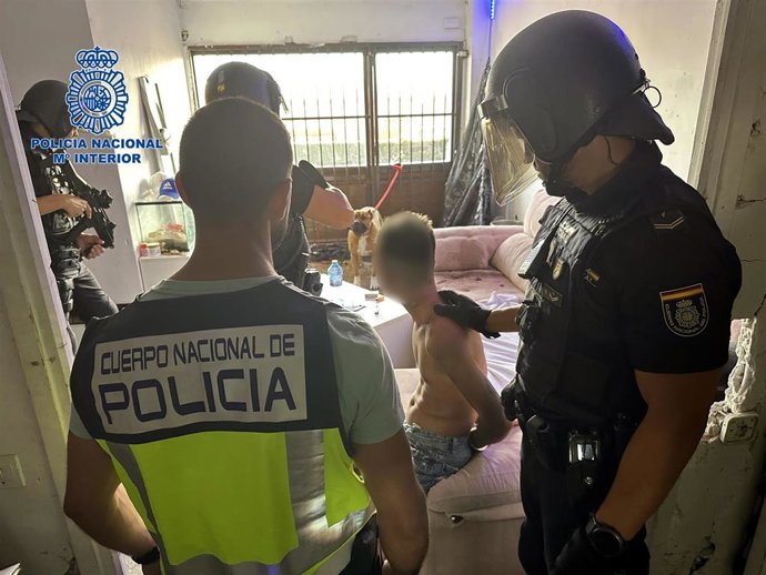 Nota De Prensa: "La Policía Nacional Detiene A Dos Individuos Que Atracaron Una Pizzería Con Un Arma De Fuego"
