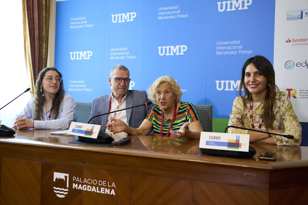 La exalcaldesa de Madrid Manuela Carmena, los responsables del Miteco Juana López y Francesc Boya y la joven participante en la iniciativa 'Campus Rural' Rocío Vila, en un encuentro en la UIMP