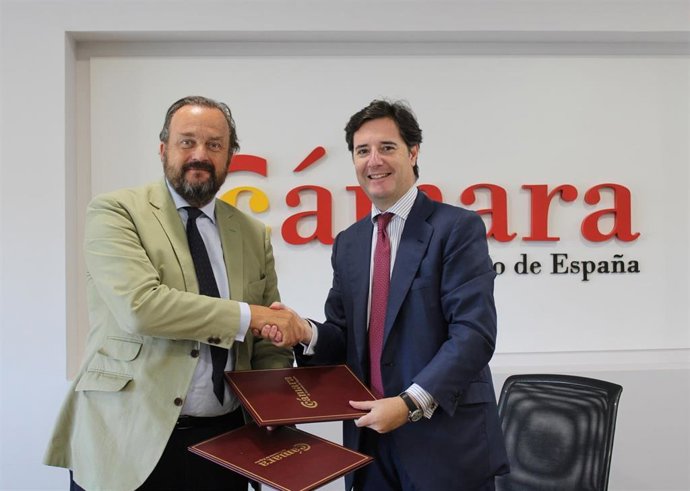 El director de Espirituosos España, Bosco Torremocha y el secretario general de la Cámara de Comercio de España, Adolfo Díaz-Ambrona