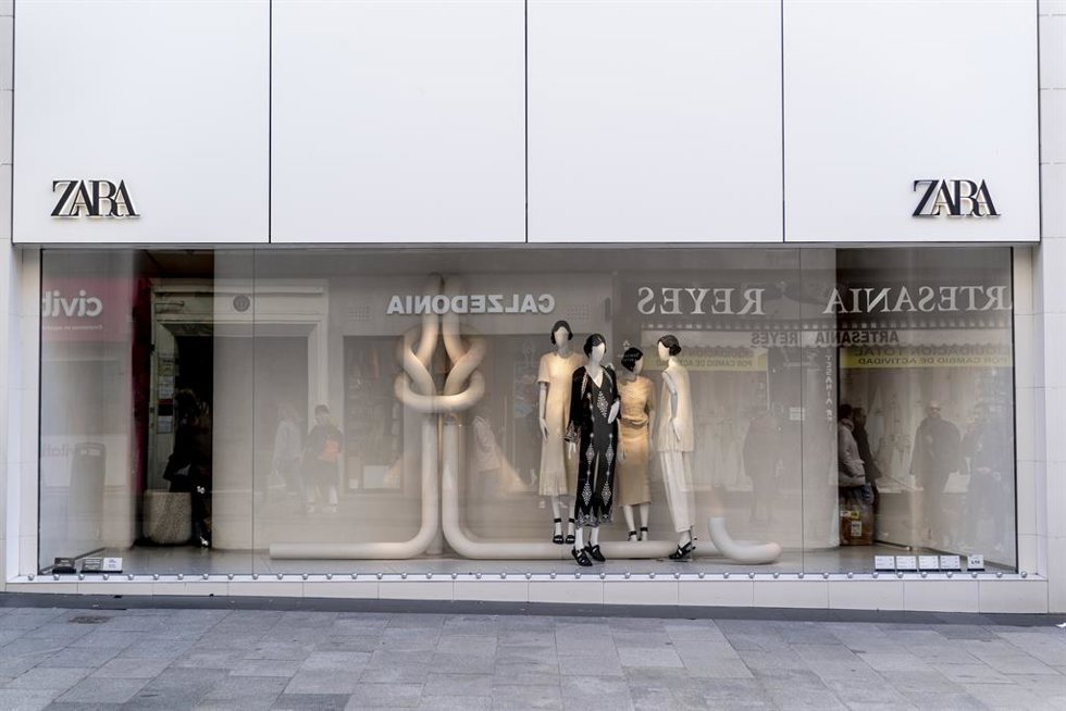 Archivo - Un escaparate una tienda Zara, a 5 de marzo de 2022, en Madrid (España). El grupo Inditex anunció hoy que cierra temporalmente los 502 establecimientos que tiene en Rusia. Otras empresas han cerrado sus sucursales y tiendas en Rusia después de