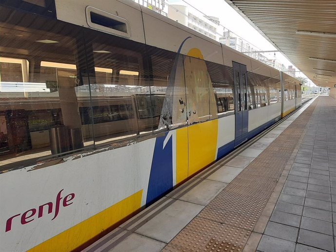 Archivo - Tren de Cercanías de Cantabria en la estación de Renfe-Feve de Santander