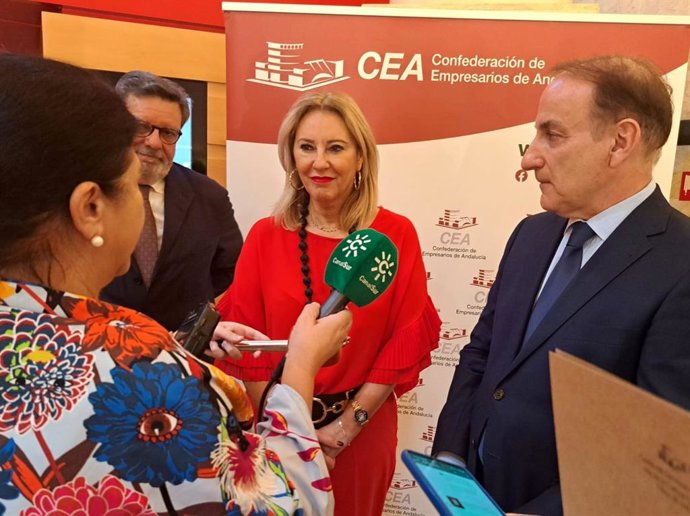 La consejera de Economía, Hacienda y Fondos Europeos, Carolina España, atendiendo a los medios, junto con el presidente de la CEA, Javier González de Lara.