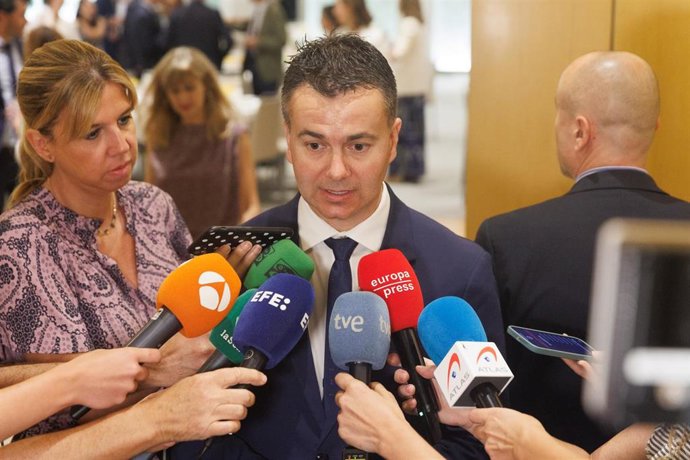 El ministro de Industria, Comercio y Turismo, Héctor Gómez, atiende a medios tras un desayuno informativo de Europa Press, en el Hotel Hyatt Regency Hesperia, a 12 de julio de 2023, en Madrid (España).