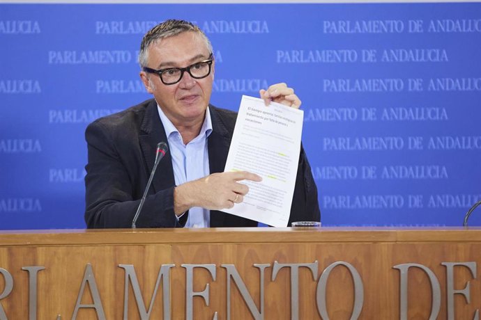 El portavoz del Grupo Parlamentario Vox, Manuel Gavira, durante la ronda de ruedas de prensa de portavoces de los grupos parlamentarios en el Parlamento de Andalucía, a 12 de julio de 2023 en Sevilla (Andalucía, España). Los portavoces de los grupos par