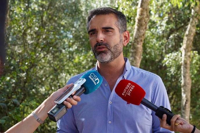 El portavoz del Gobierno andaluz, Ramón Fernández-Pacheco, atiende a los medios en Hornachuelos (Córdoba)