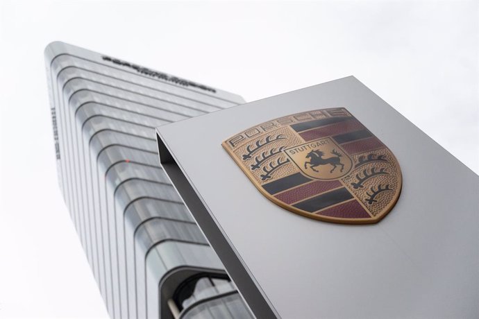 Logo de Porsche en Stuttgart (Alemania).