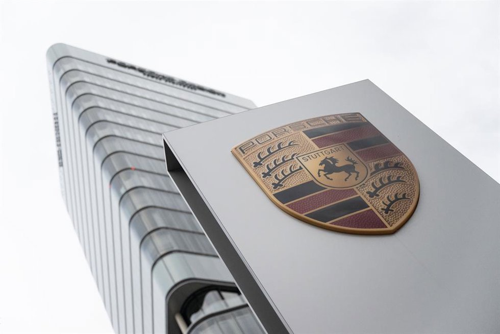 Logo de Porsche en Stuttgart (Alemania).