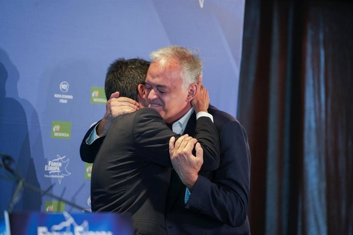 El candidato del PPCV a la Presidencia de la Generalitat, Carlos Mazón (i), y el vicesecretario de Acción Institucional del PP, Esteban González Pons (d), se abrazan durante un desayuno informativo