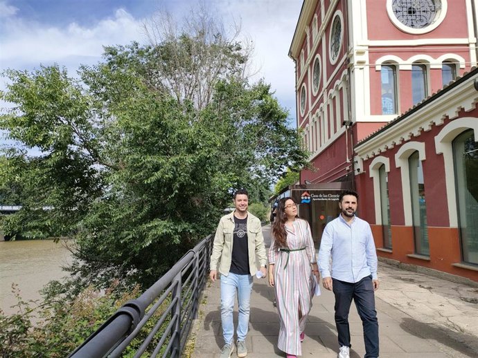 Los candidatos al Congreso del PSOE por La Rioja, Raúl Díaz y Elisa Garrido, junto al Secretario de Transición Ecológica, Álex Dorado, en la Casa de las Ciencias