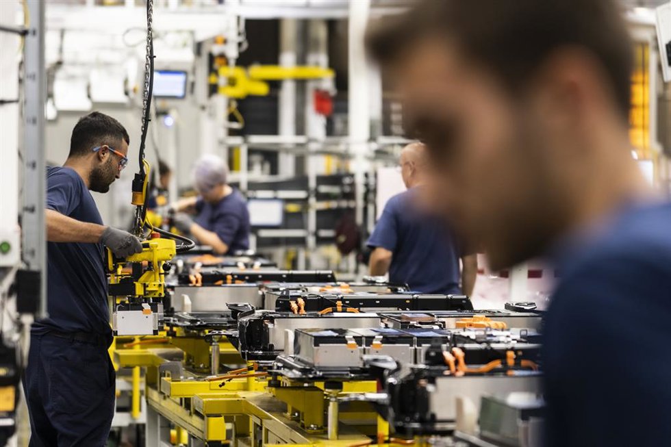 Archivo - Varios empleados en la factoría de Stellantis