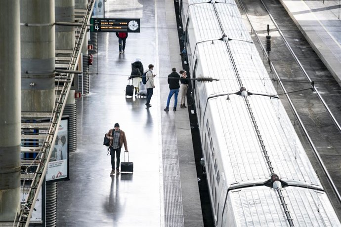 Archivo - Varias personas en el andén del AVE de la estación Puerta de Atocha-Almudena Grandes