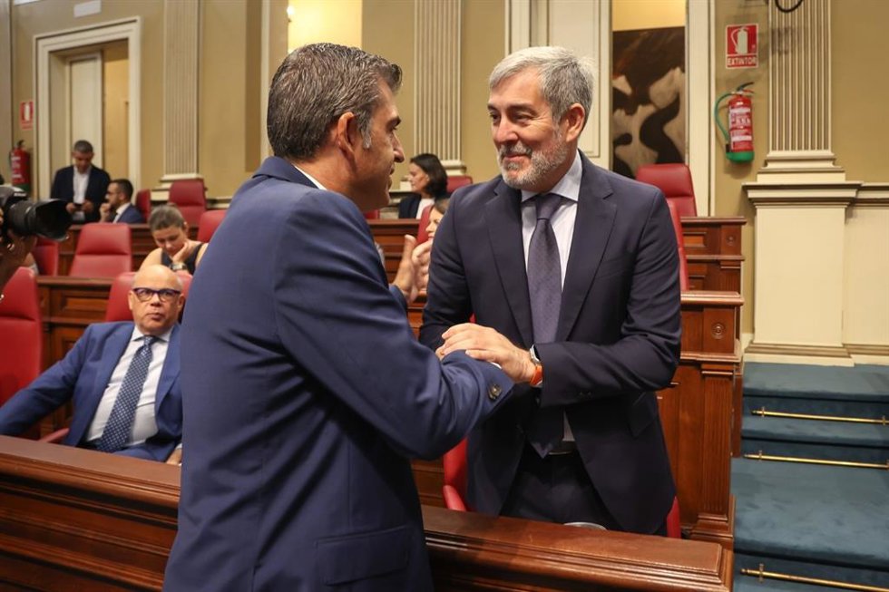 Manuel Domínguez y Fernando Clavijo se saludan durante el debate de investidura