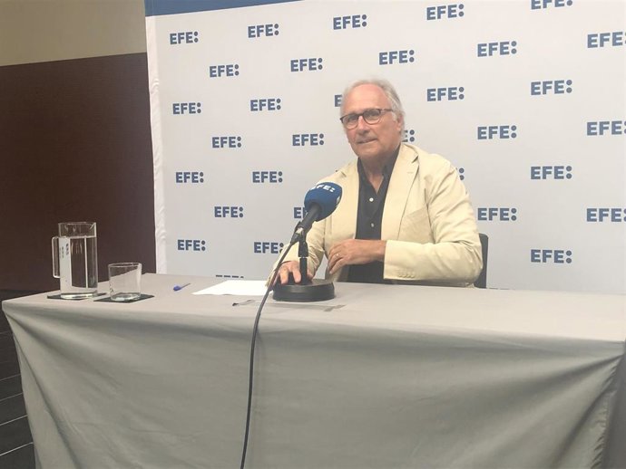 El candidato de Vox al Congreso por Barcelona, Juan José Aizcorbe, en una rueda de prensa en la Agencia EFE