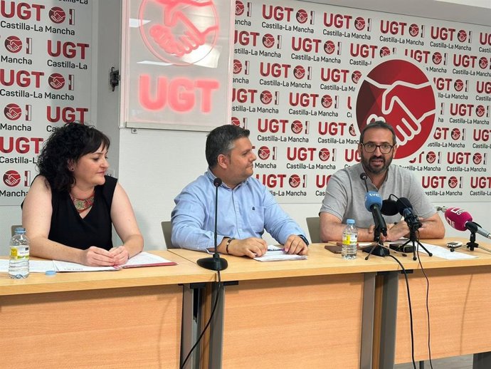 El secretario regional de UGT, Luis Manuel Monforte, y el secretario de Organización del PSOE en Castilla-La Mancha, Sergio Gutiérrez