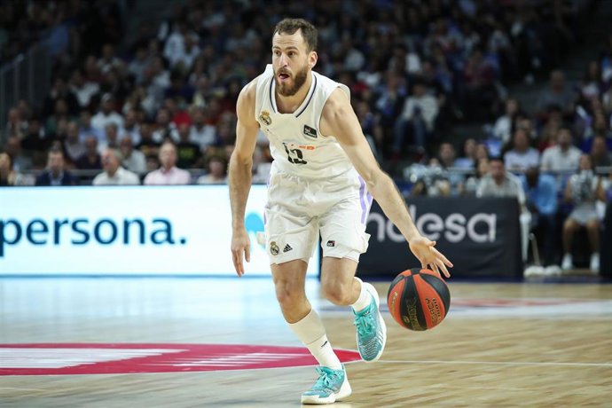 Archivo - El internacional Sergio Rodríguez disputará su octava temporada con el Real Madrid.