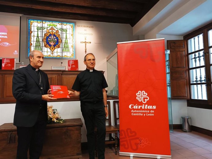 Presidente de Cáritas Autonómica de Castilla y León, Antonio Jesús Martín, acompañado del obispo de Astorga, Jesús Fernandez