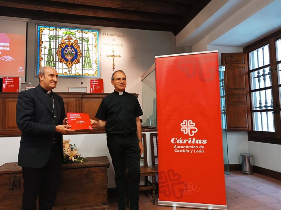 Presidente de Cáritas Autonómica de Castilla y León, Antonio Jesús Martín, acompañado del obispo de Astorga, Jesús Fernandez