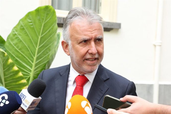 El presidente del Grupo Parlamentario Socialista, Ángel Víctor Torres, en declaraciones a los periodistas